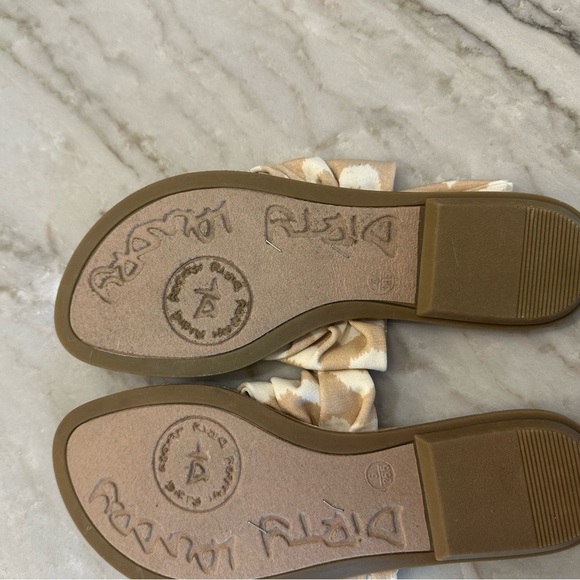 Dirty Laundry BeeBop Zigzag Natural Thong Stretch Sandals Tan & White size 6 - Picture 4 of 4